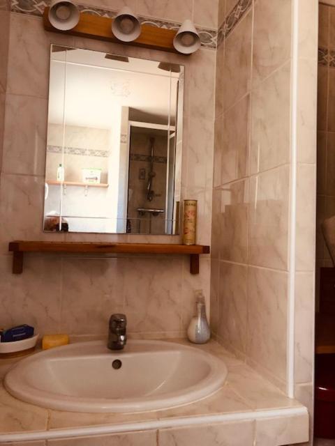 Votre Sejour A Sanary Dans Bas De Villa Avec Terrasse Vegetalisee Et Abritee Exposition Est Sud Ouest A 400M Du Centre Ville En Zone Pietonne Ou Tout Peut Se Faire A Pied Санари-сюр-Мер Екстериор снимка